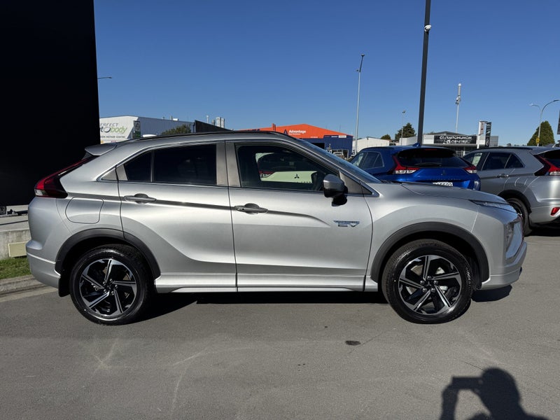 2024 Mitsubishi Eclipse Cross PHEV VRX 4WD image 3