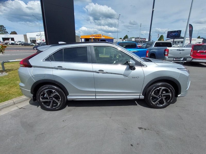 2024 Mitsubishi Eclipse Cross PHEV VRX 4WD image 3