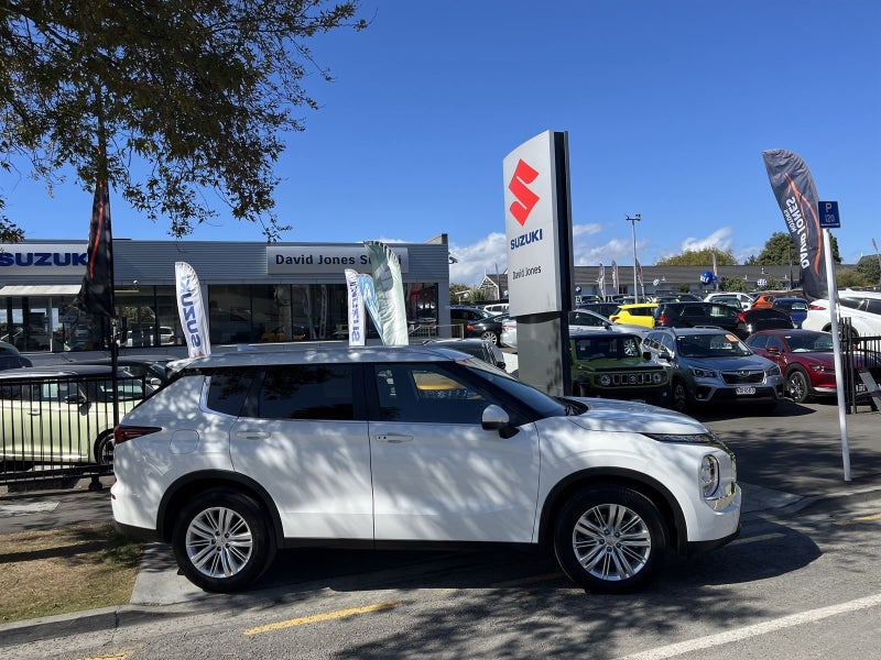 2024 Mitsubishi Outlander LS image 4