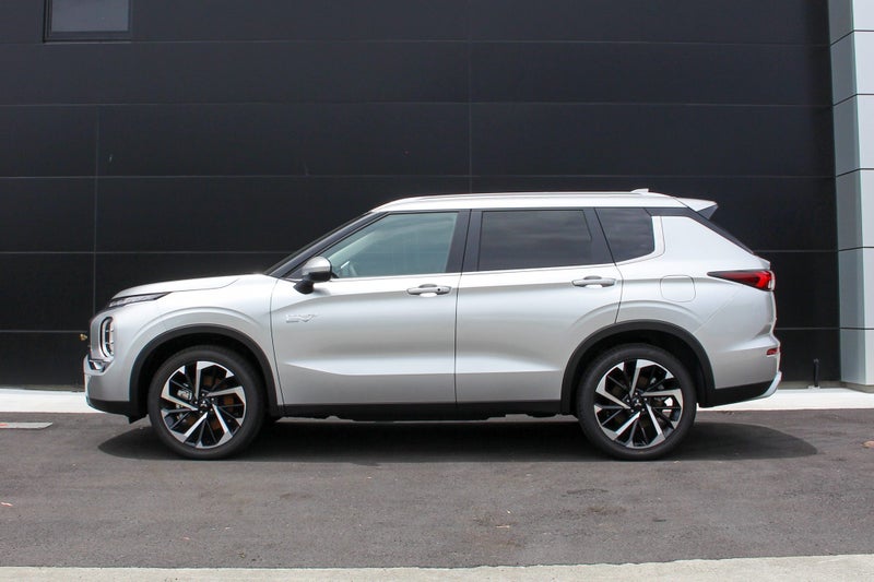 2024 Mitsubishi Outlander PHEV XLS 2.4 4WD Auto image 4