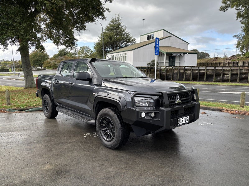 2024 Mitsubishi Triton DC GLX 4WD 6AT 2.4DT AUT... image 1