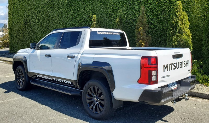 2024 Mitsubishi Triton VRX 4x4 - Demo image 5