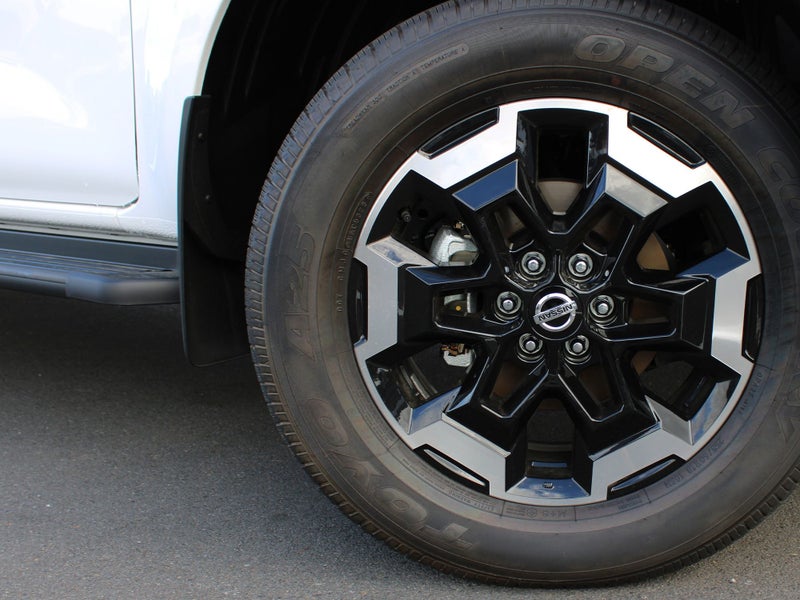 2024 Nissan Navara ST-X 4WD image 2