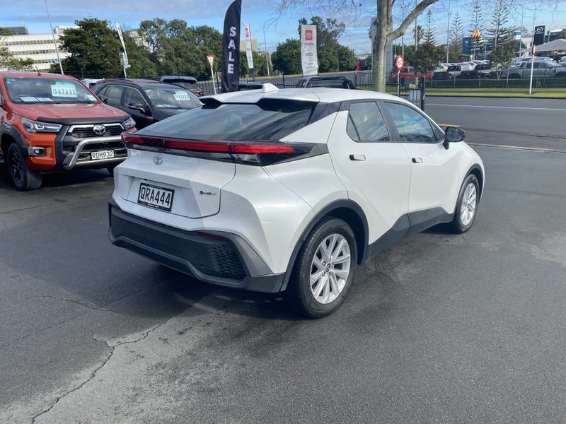 2024 Toyota C-HR 1.8P GX Hybrid SUV image 2