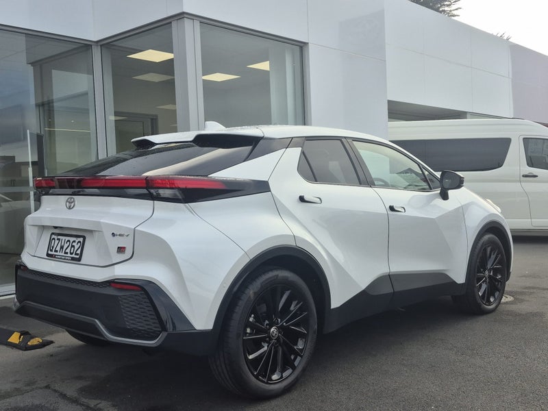 2024 Toyota C-HR GR SPORT 2.0P HEV AWD image 3