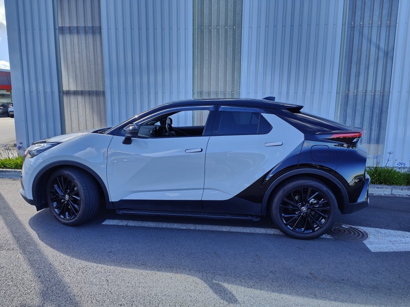 2024 Toyota C-HR GR Sport 2.0P HEV CVT AWD SUV/... image 2