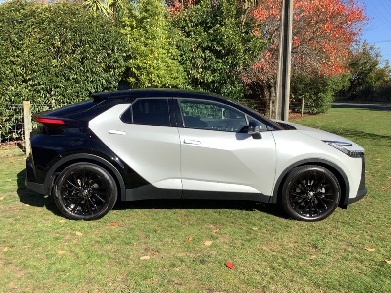 2024 Toyota C-HR GR Sport AWD 2.0P Hybrid image 4