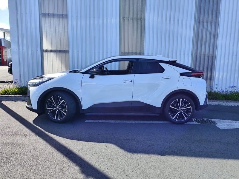 2024 Toyota C-HR Limited 1.8P HEV CVT FWD SUV/5... image 2