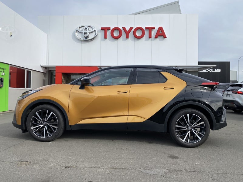 2024 Toyota C-HR Limited Hybrid Two Tone image 5