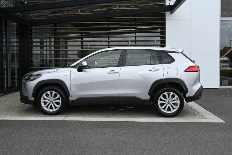 2024 Toyota Corolla Cross GX 2.0 Petrol Hybrid... image 3