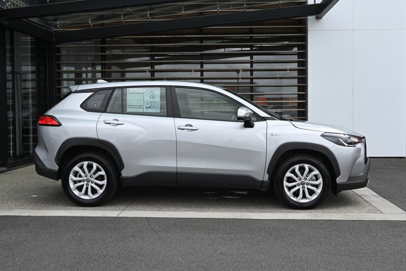 2024 Toyota Corolla Cross GX 2.0 Petrol Hybrid... image 5