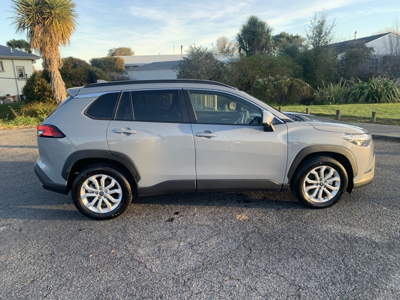 2024 Toyota Corolla Cross GXL 2.0P HEV ECVT FWD... image 3