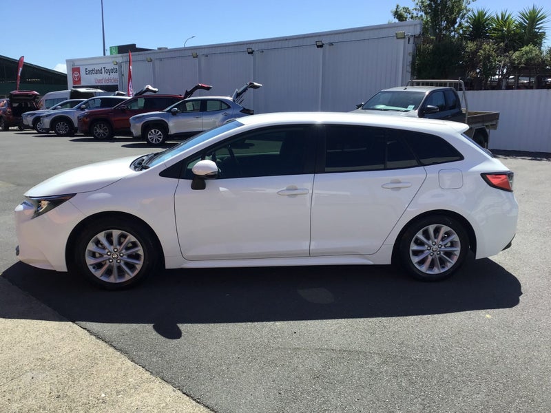 2024 Toyota Corolla GX 1.8 Hybrid Wagon image 5