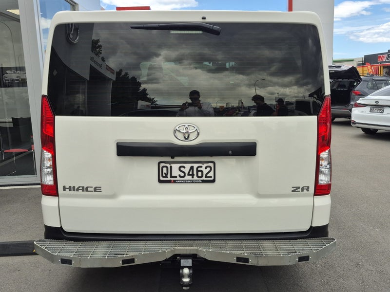 2024 Toyota Hiace ZR 2.8DT 2WD Auto image 4