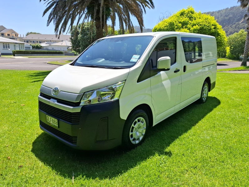 2024 Toyota Hiace ZR 2.8DT 6AT RWD HVN 5-seater image 1