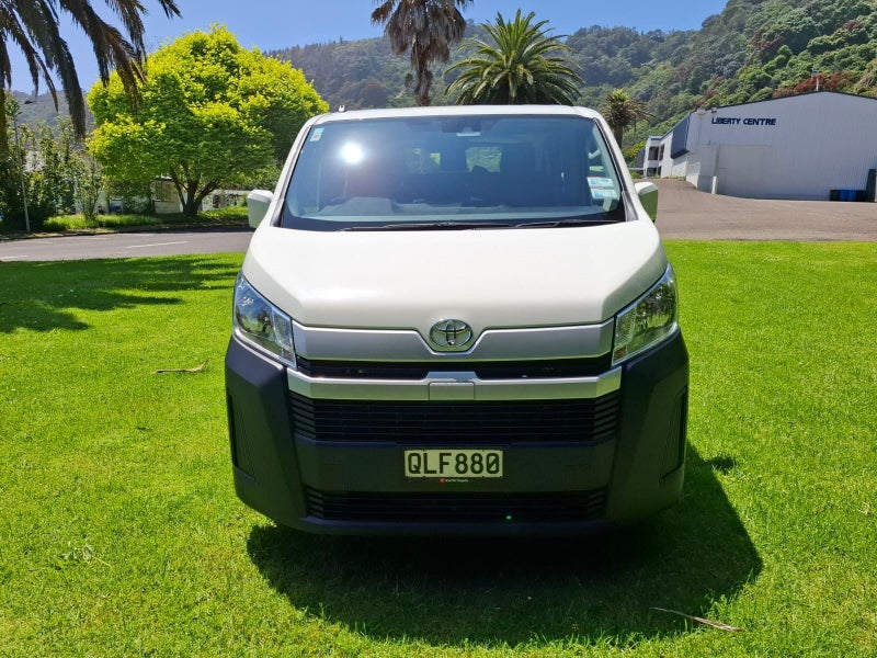 2024 Toyota Hiace ZR 2.8DT 6AT RWD HVN 5-seater image 2