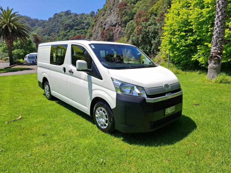2024 Toyota Hiace ZR 2.8DT 6AT RWD HVN 5-seater image 3
