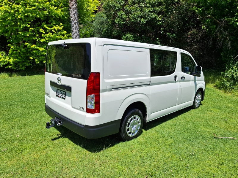 2024 Toyota Hiace ZR 2.8DT 6AT RWD HVN 5-seater image 4
