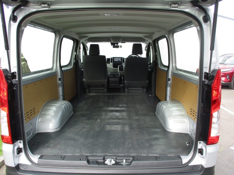 2024 Toyota Hiace ZR 2.8DT 6MT image 4