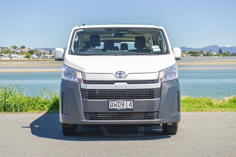 2024 Toyota Hiace ZR Minibus image 2