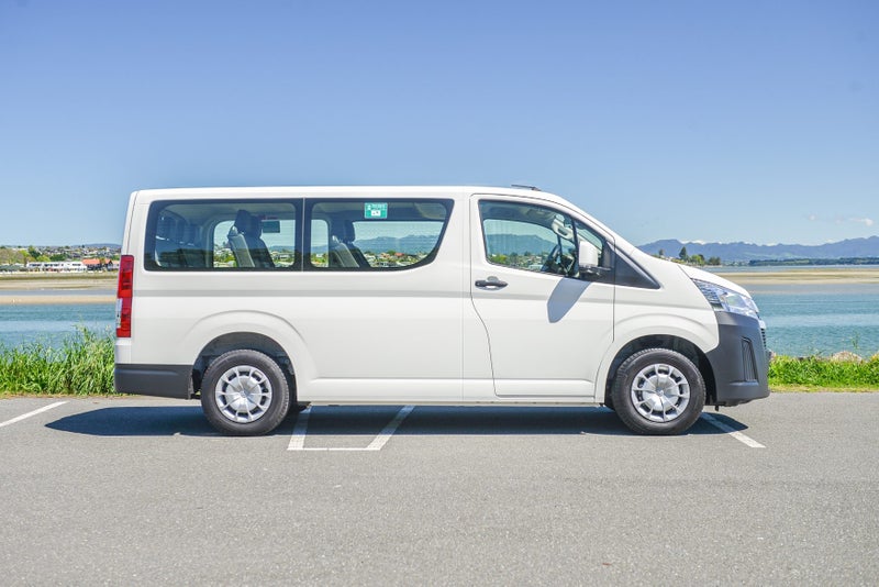 2024 Toyota Hiace ZR Minibus image 3