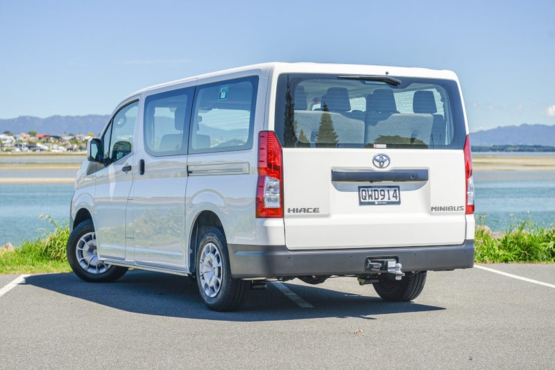 2024 Toyota Hiace ZR Minibus image 4