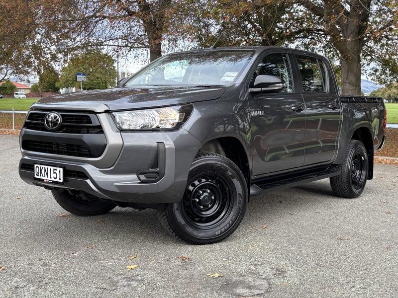 2024 Toyota Hilux SR 2.8DT 6MT 4WD image 3