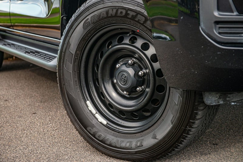 2024 Toyota Hilux SR 2.8DT 6MT 4WD image 3