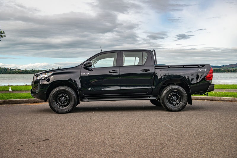 2024 Toyota Hilux SR 2.8DT 6MT 4WD image 4
