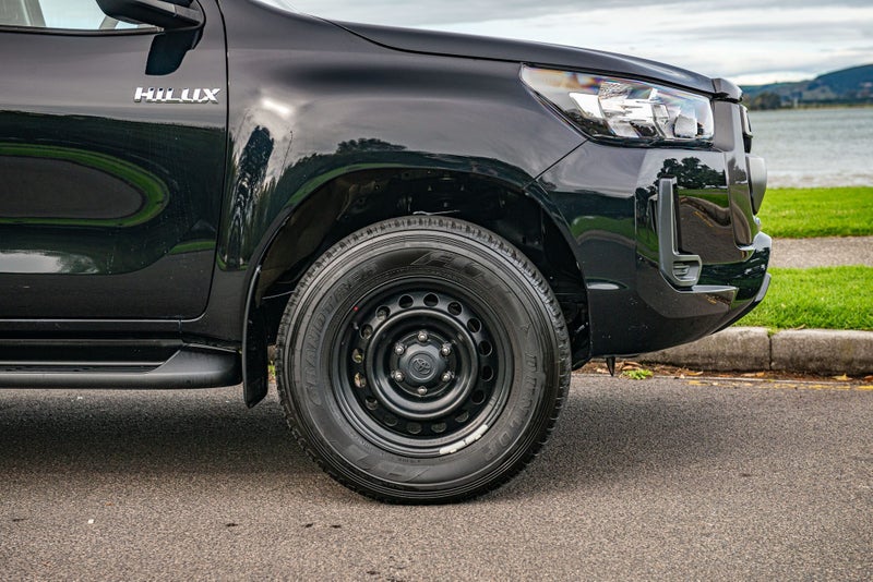 2024 Toyota Hilux SR 2.8DT 6MT 4WD image 5