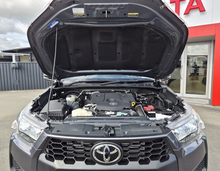 2024 Toyota Hilux SR 2.8DT Automatic 2WD Extra... image 3
