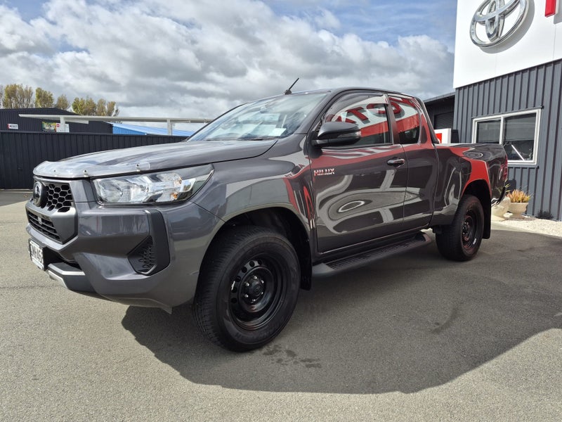 2024 Toyota Hilux SR 2.8DT Automatic 2WD Extra... image 5