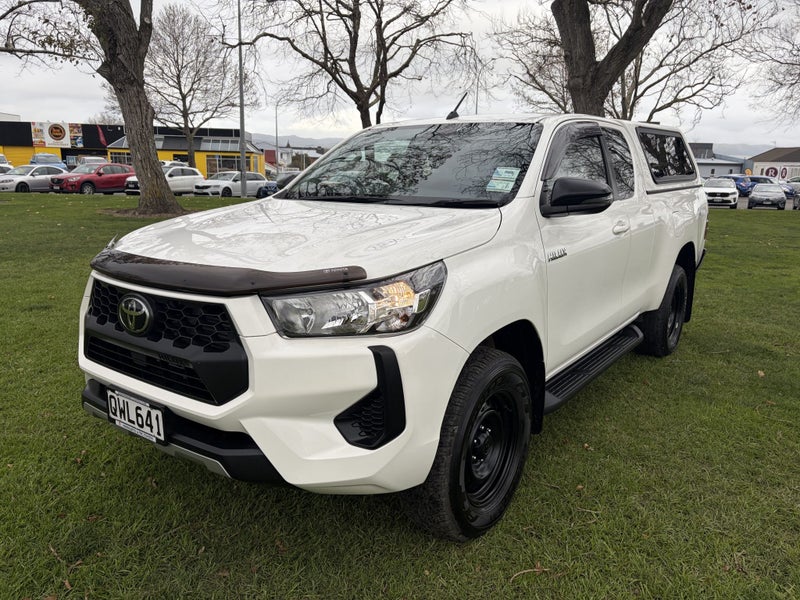 2024 Toyota Hilux SR 2.8DT Automatic 4WD Extra... image 3