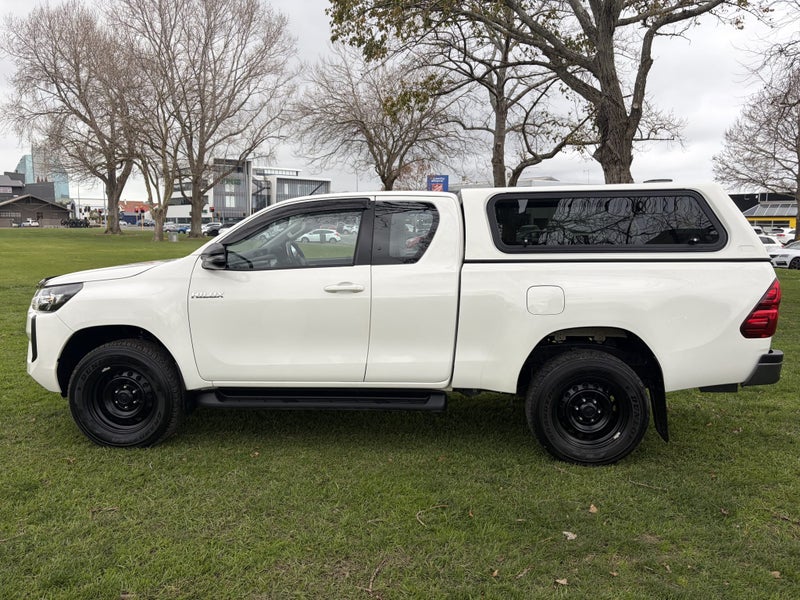 2024 Toyota Hilux SR 2.8DT Automatic 4WD Extra... image 5