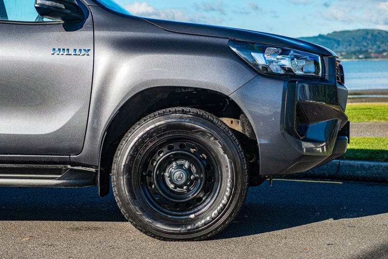 2024 Toyota Hilux SR 2.8DT Hybrid 4WD image 4