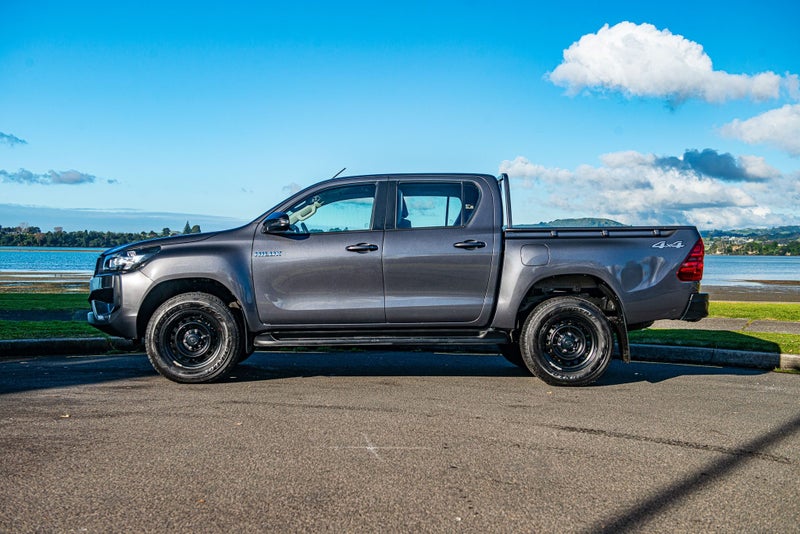 2024 Toyota Hilux SR 2.8DT Hybrid 4WD image 5