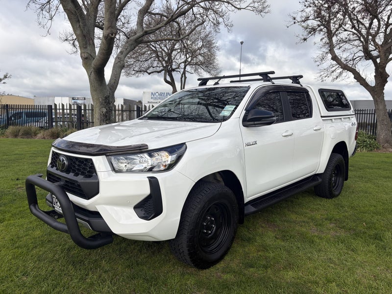 2024 Toyota Hilux SR 2.8DT Hybrid Automatic 4WD... image 3