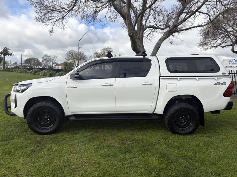 2024 Toyota Hilux SR 2.8DT Hybrid Automatic 4WD... image 5