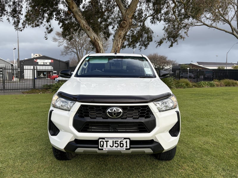 2024 Toyota Hilux SR 2.8DT Hybrid Automatic 4WD... image 2