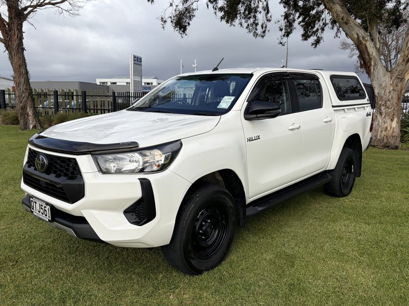 2024 Toyota Hilux SR 2.8DT Hybrid Automatic 4WD... image 3