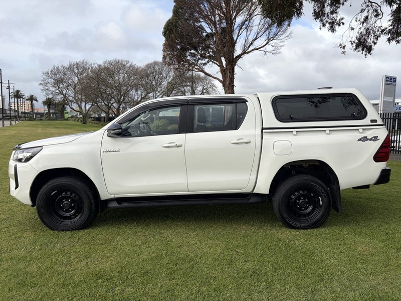 2024 Toyota Hilux SR 2.8DT Hybrid Automatic 4WD... image 5