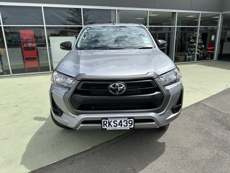 2024 Toyota Hilux SR 2.8DT Manual 4WD Double Ca... image 2