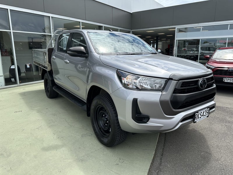 2024 Toyota Hilux SR 2.8DT Manual 4WD Double Ca... image 4