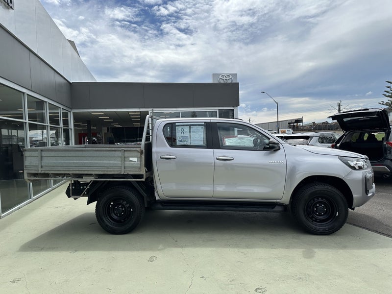 2024 Toyota Hilux SR 2.8DT Manual 4WD Double Ca... image 5