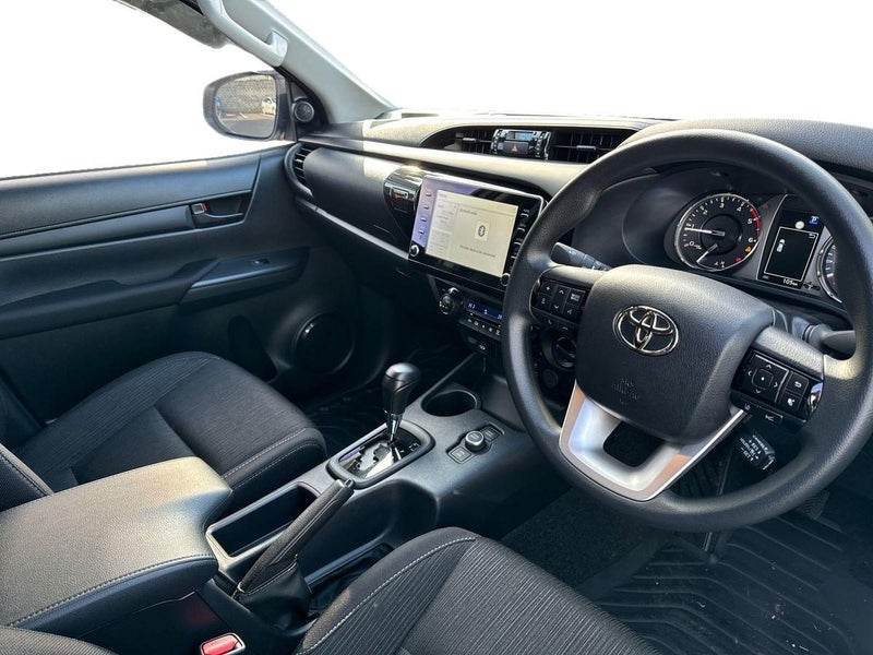 2024 Toyota Hilux SR 4WD image 4