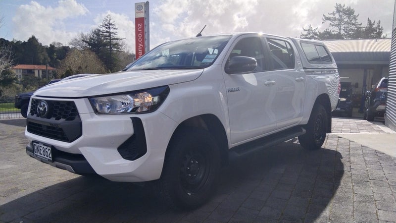 2024 Toyota Hilux SR 4x4 Double Cab Wellside 2.... image 3