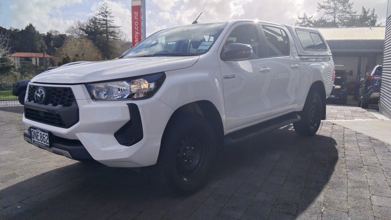 2024 Toyota Hilux SR 4x4 Double Cab Wellside 2.... image 4