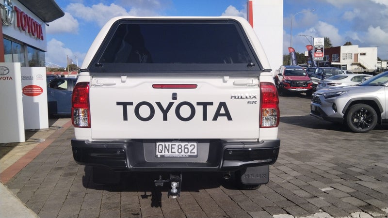 2024 Toyota Hilux SR 4x4 Double Cab Wellside 2.... image 5