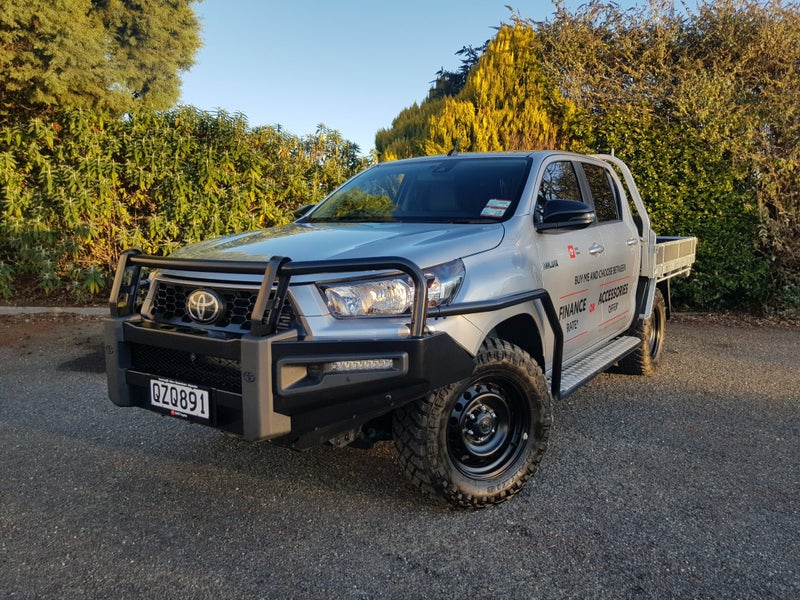 2024 Toyota Hilux SR Double Cab Chassie 4WD image 3