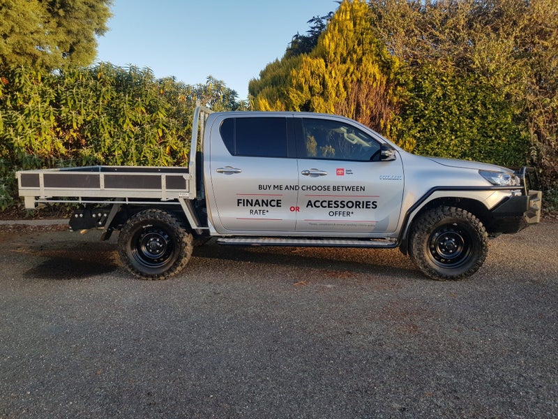 2024 Toyota Hilux SR Double Cab Chassie 4WD image 4